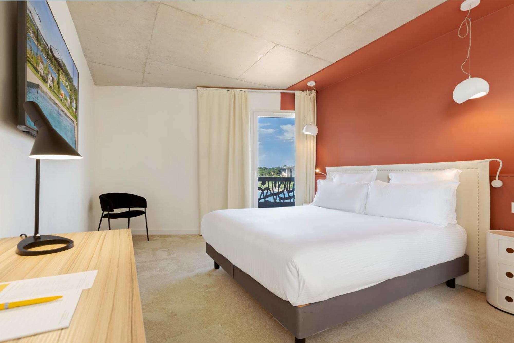 Hotel Golden Tulip & Rooftop Provence 4*